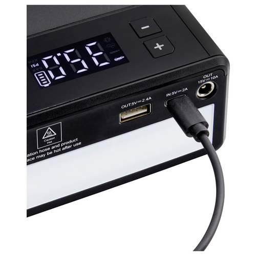 Ein elektronisches Gerät mit digitalem Display zeigt '16%' an. Es verfügt über USB-Anschlüsse und ein eingestecktes Kabel.